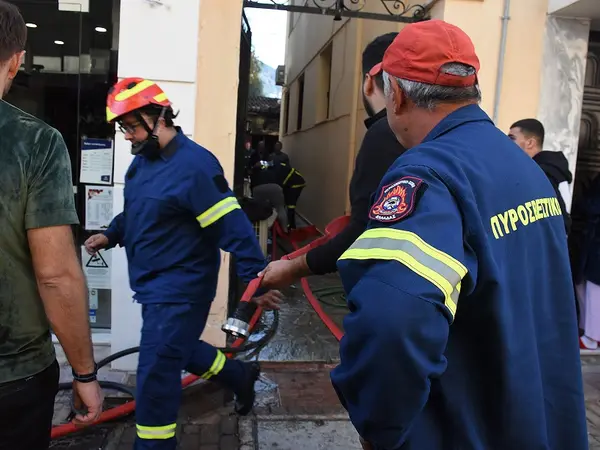 Δυνάμεις της Πυροσβεστικής μετά από φωτιά