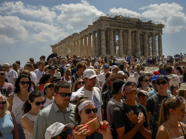 Τουρίστες στην Ακρόπολη