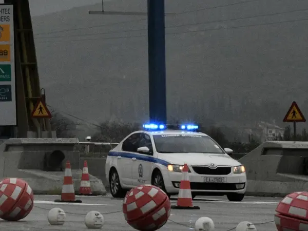 Περιπολικό της αστυνομίας σε σταθμό διοδίων