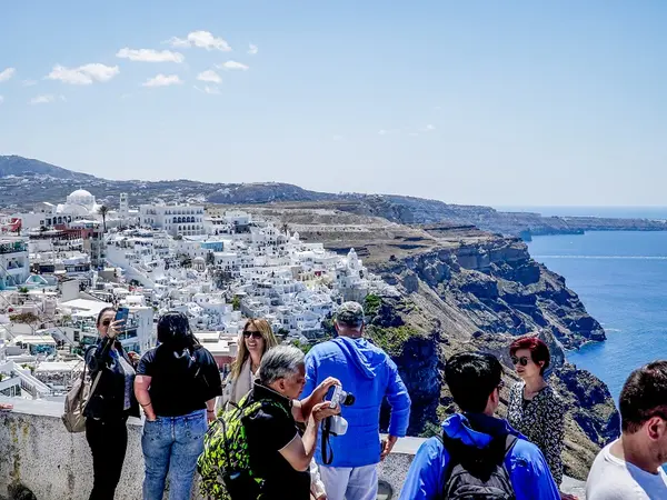 Τουρίστες στη Σαντορίνη