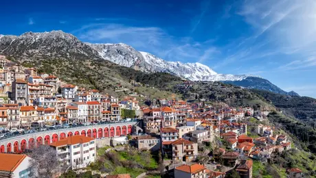 Η Αράχωβα και πίσω ο χιονισμένος Παρνασσός