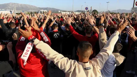 Ολυμπιακός: Θριαμβευτική υποδοχή στο «Ελ. Βενιζέλος»