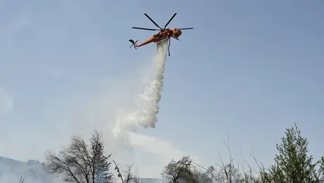 Ελικόπτερο εκτελεί ρίψεις σε πυρκαγιά