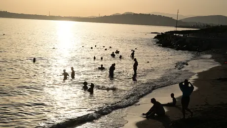 Παραλία της Αττικής με καύσωνα